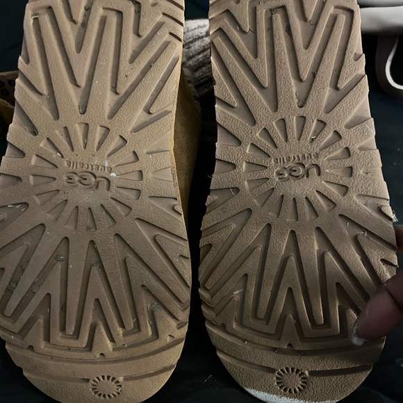 UGGS - Picture 3 of 3